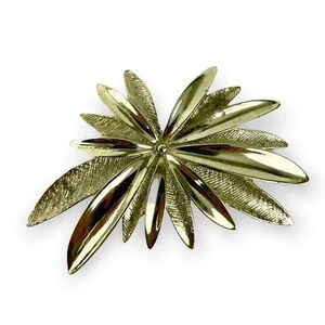 VTG Sarah Coventry Gold Tone Signed Art Kitsch Brooch Pin